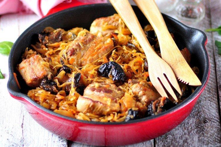 La choucroute mijotée aux côtes levées et aux pruneaux