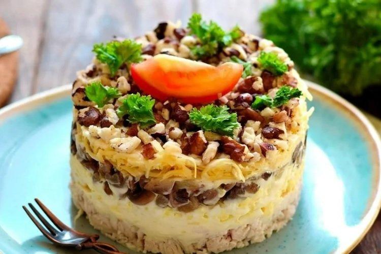 Salade de filet de poulet aux noix et fromage Salade de filet de poulet aux noix et fromage