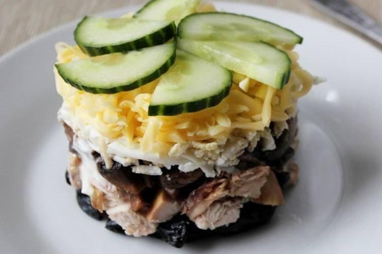 Salade de poulet aux pruneaux et fromage Salade de poulet aux pruneaux et fromage