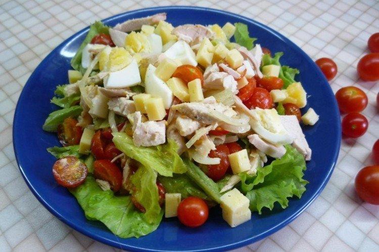 Salade de poulet au fromage et oignons marinés Salade de poulet au fromage et oignons marinés