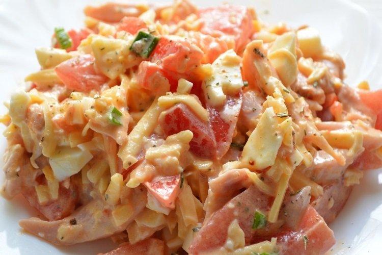 Salade de poulet, fromage et tomates Salade de poulet, fromage et tomates