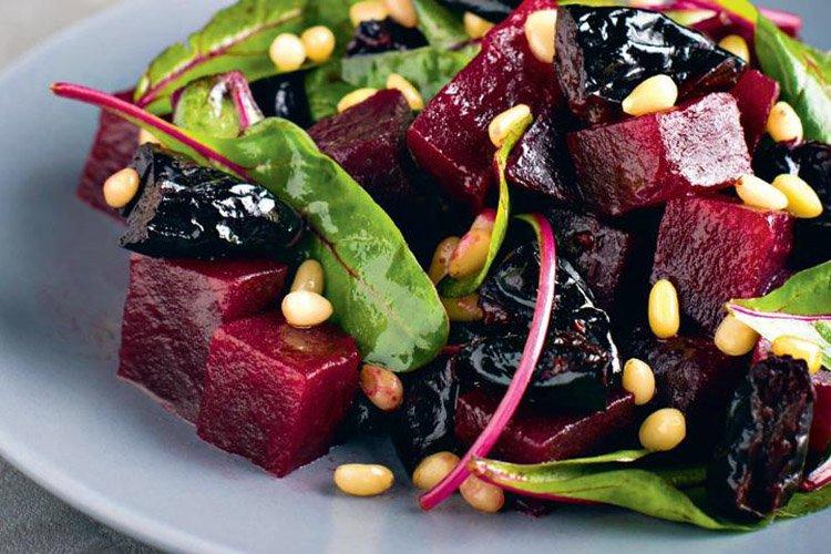 Salade de betteraves au four et fromage salé