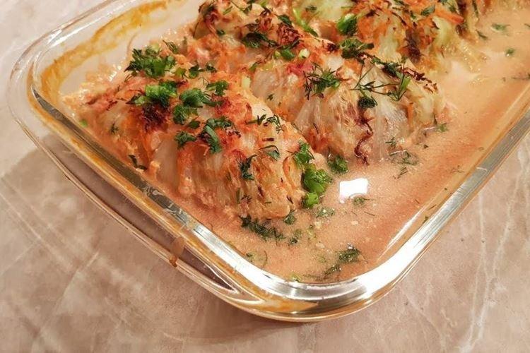 Chou farci au chou de Pékin sauce à la crème aigre