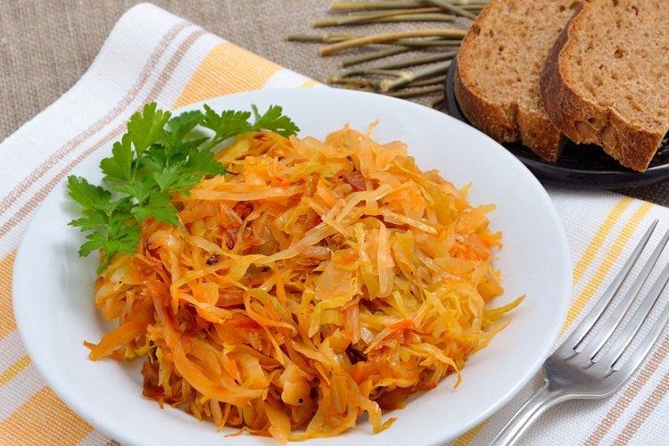 Chou mijoté à la crème sure et à la tomate