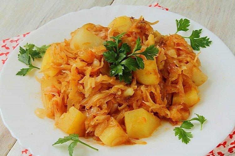 Chou mijoté avec pommes de terre