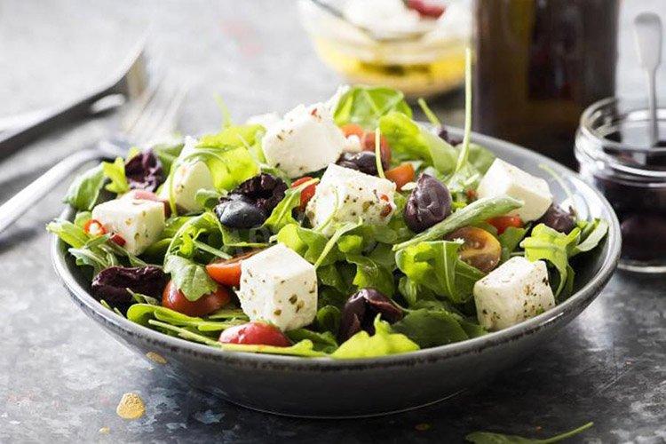 Salade au fromage et aux olives