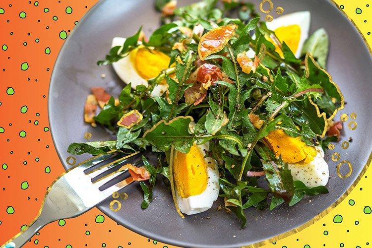 Salade aux oeufs, olives et roquette