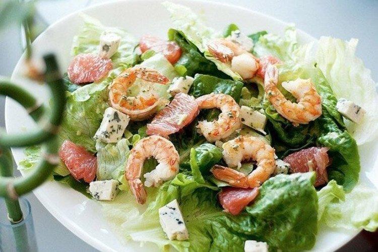 Salade de crevettes, olives et fromage