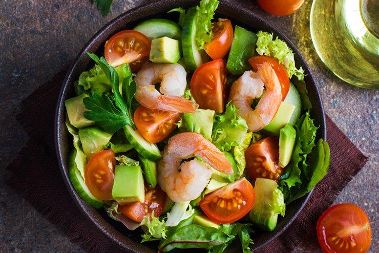 Salade aux olives, crevettes et basilic