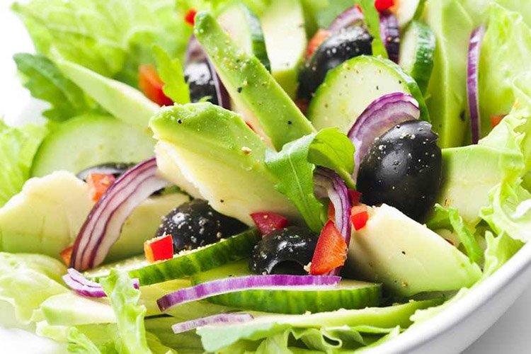 Salade de légumes à l'avocat et aux olives