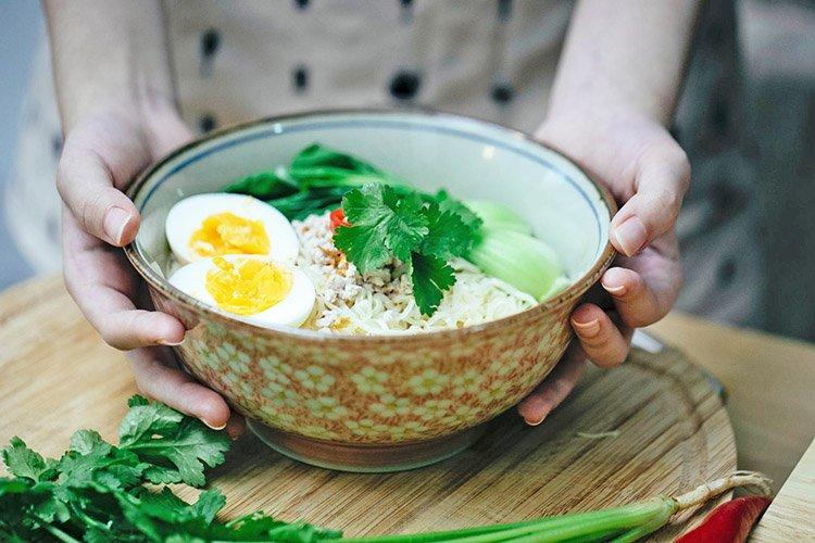 Chou-fleur au four avec du riz et des œufs