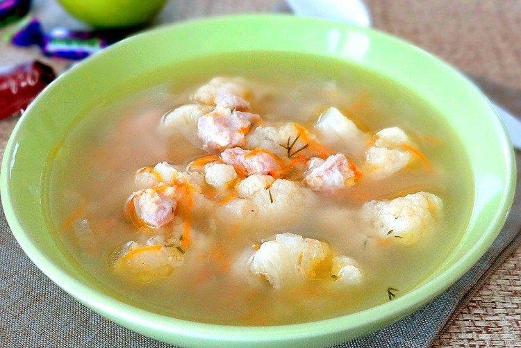 Soupe au poulet, nouilles et chou-fleur