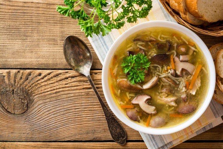 Soupe de poulet aux champignons et nouilles