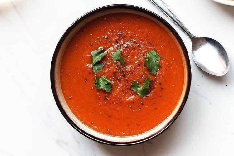 Soupe à la crème végétarienne aux tomates