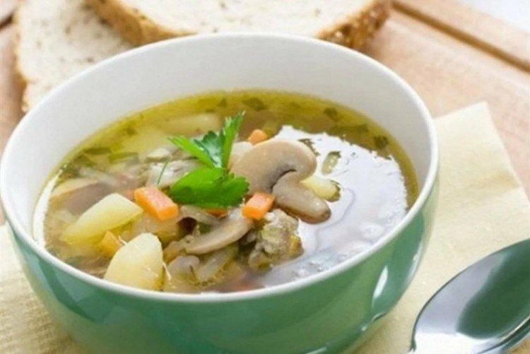 Soupe de pommes de terre au poulet et aux champignons