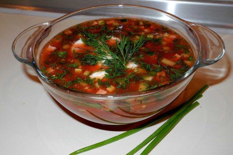 Okroshka sur kvas avec tomates