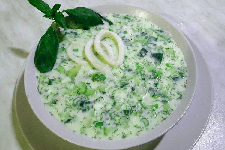 Okroshka sur kéfir avec calmar