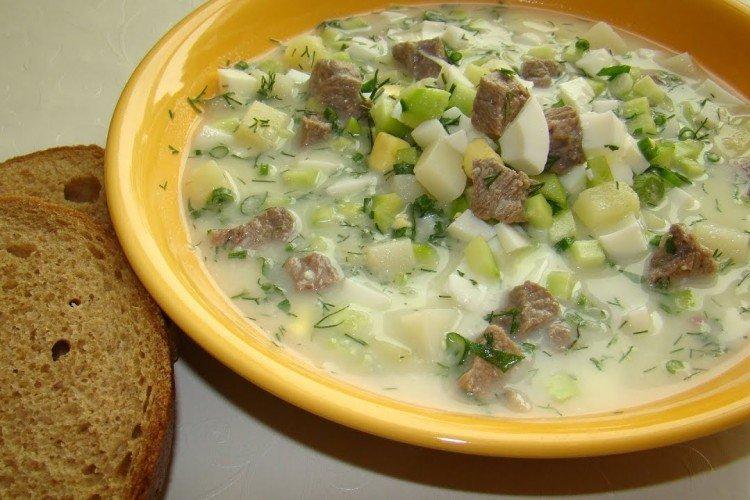 Okroshka sur kéfir avec de la viande