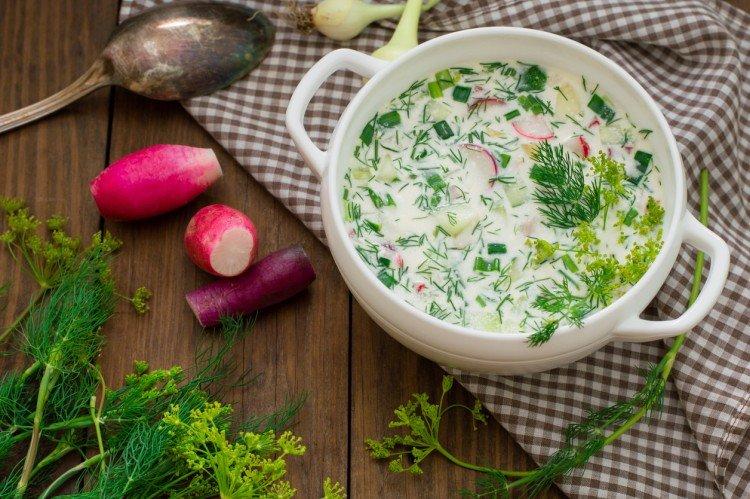 Okroshka sur kéfir avec la langue