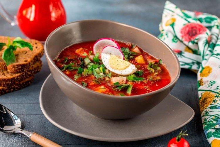 Okroshka sur kéfir avec tomates et basilic