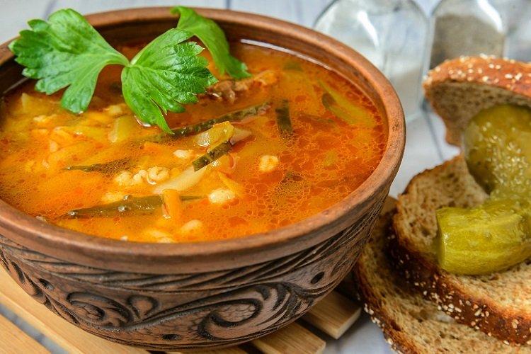 Cornichon à l'orge et au poulet