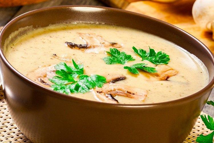 Soupe crémeuse aux champignons et aux œufs