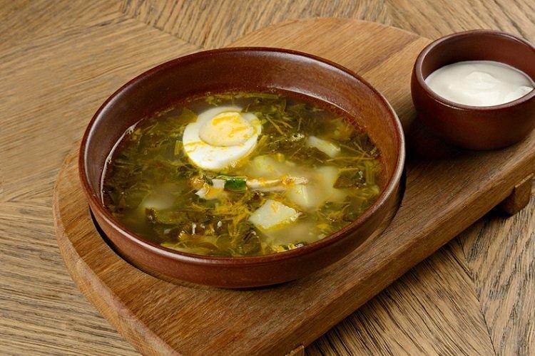 Soupe d'oseille classique avec oeuf