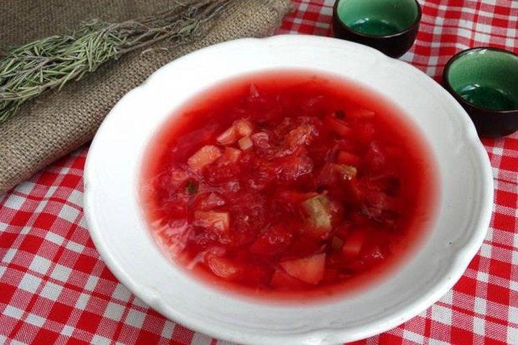 Bortsch avec cœurs, estomacs et ailes de poulet