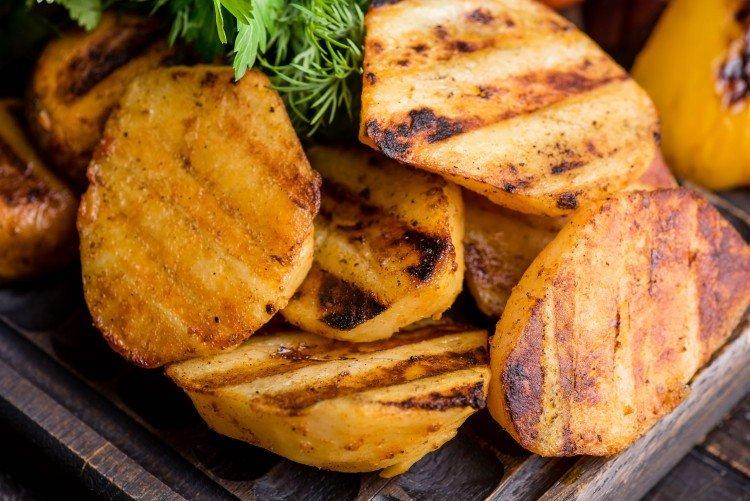 Pommes de terre sur une grille