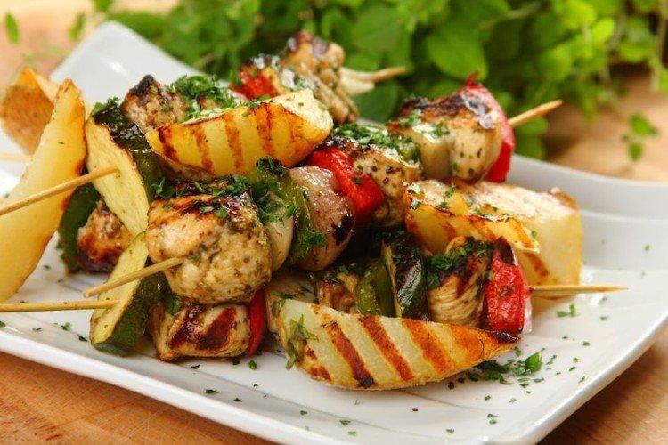 Pommes de terre aux légumes sur le gril