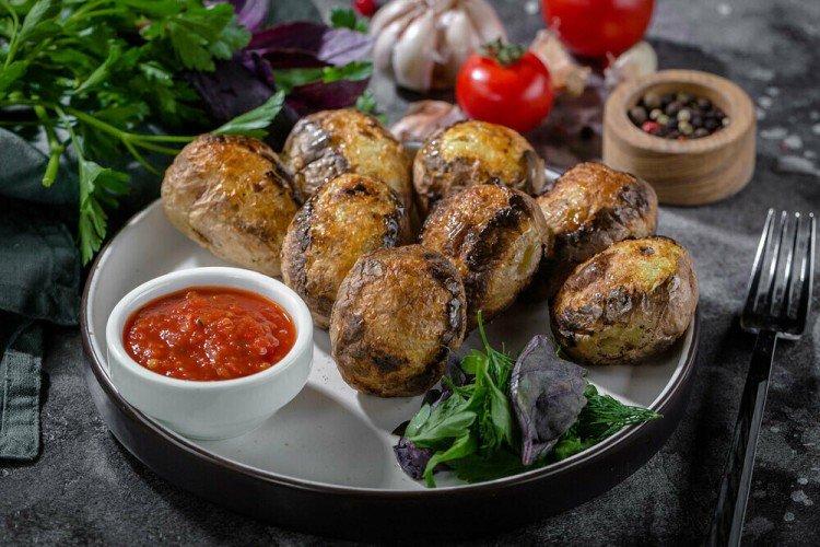 Pommes de terre en mayonnaise sur le gril