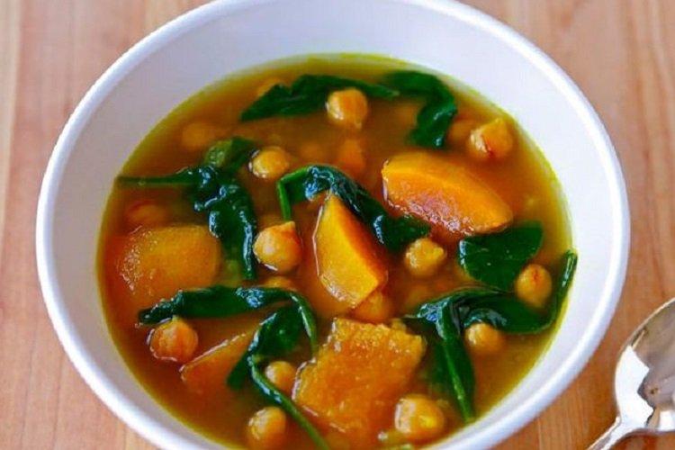 Soupe de potiron aux pois chiches et épinards