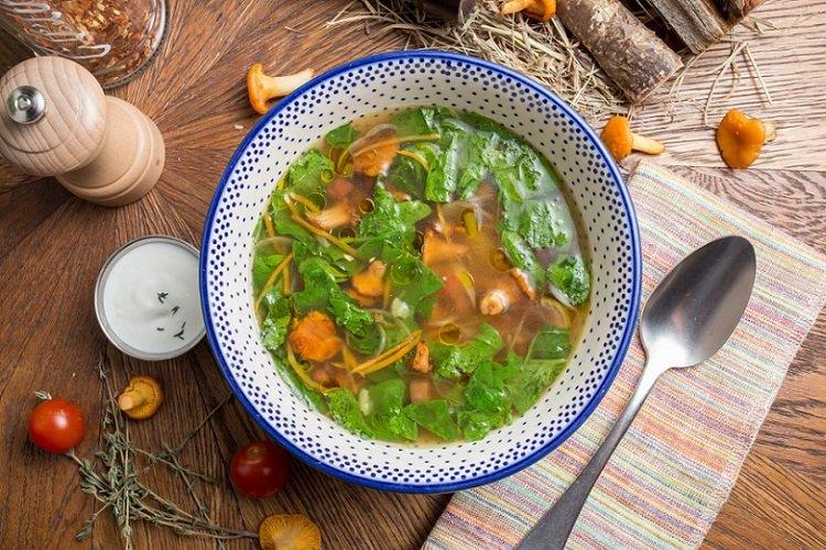 Soupe aux épinards et aux girolles