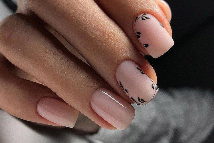 Manucure minimaliste d'été