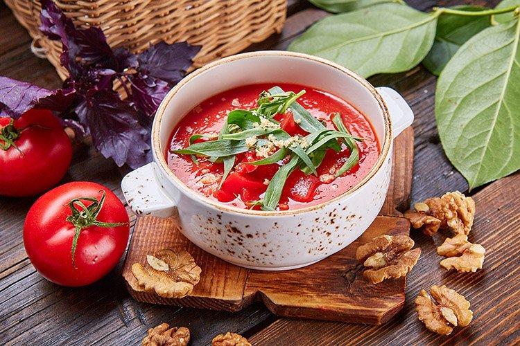 Soupe froide aux tomates