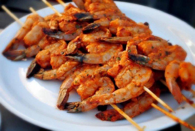 Crevettes en marinade de tomates sur le gril