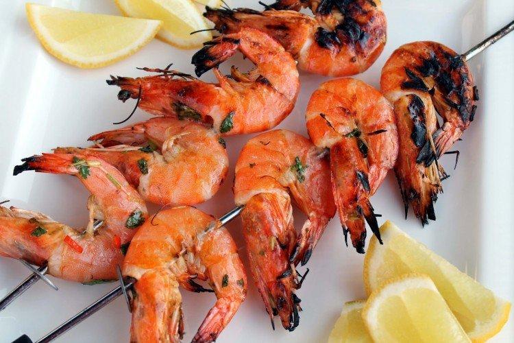 Crevettes au vin sur le grill