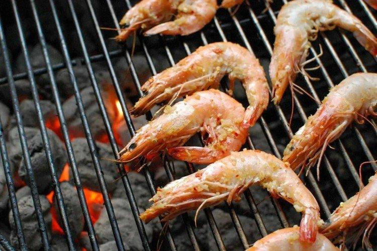 Crevettes en carapace sur le grill