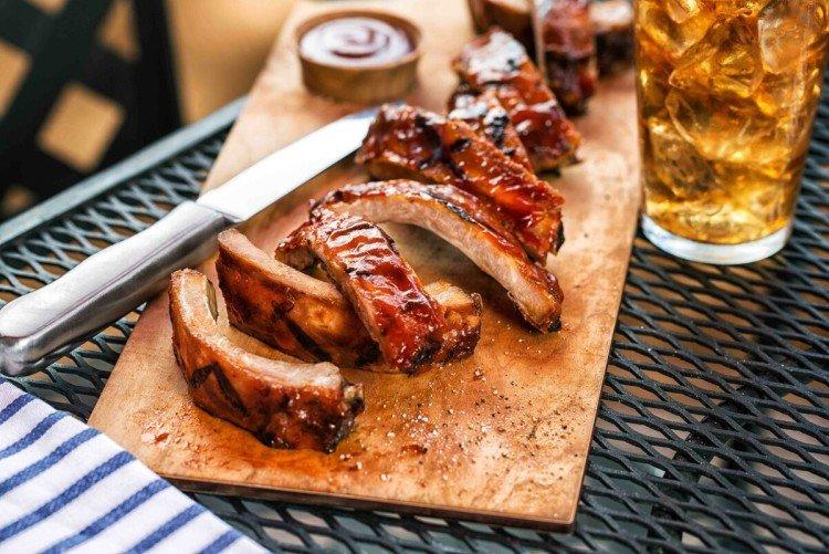 Côtes de porc à la bière sur le grill