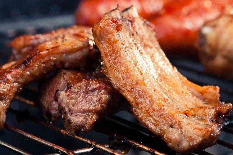 Côtes de porc au vin rouge