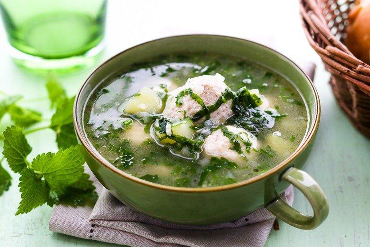 Soupe d'ortie aux boulettes de viande et aux épinards