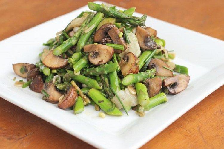 Champignons à la coréenne marinés aux asperges