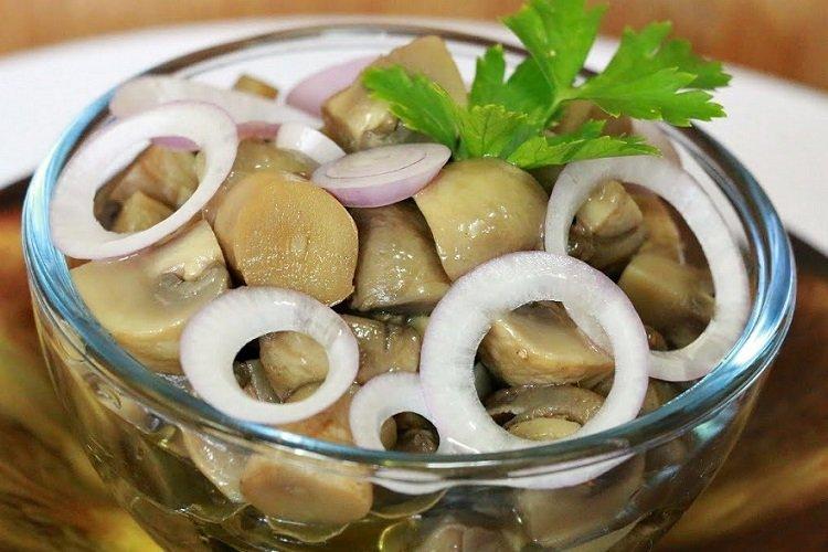 Champignons coréens aux oignons