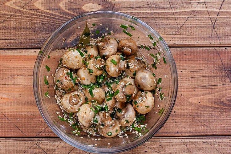 Champignons coréens à la sauce soja et graines de sésame