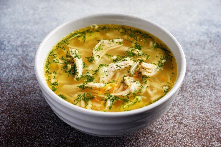 Soupe poulet et nouilles au chou