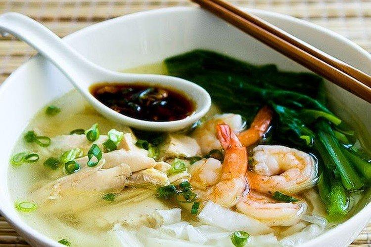 Soupe poulet et nouilles aux fruits de mer