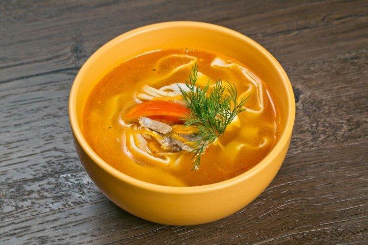 Soupe poulet et nouilles et curry