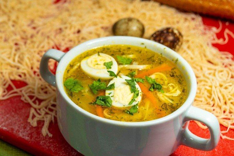 Soupe de poulet aux œufs et nouilles