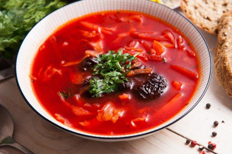 Bortsch au bœuf et aux pruneaux
