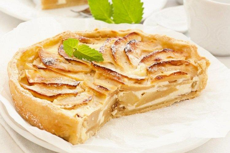 Casserole de fromage cottage avec semoule et pommes